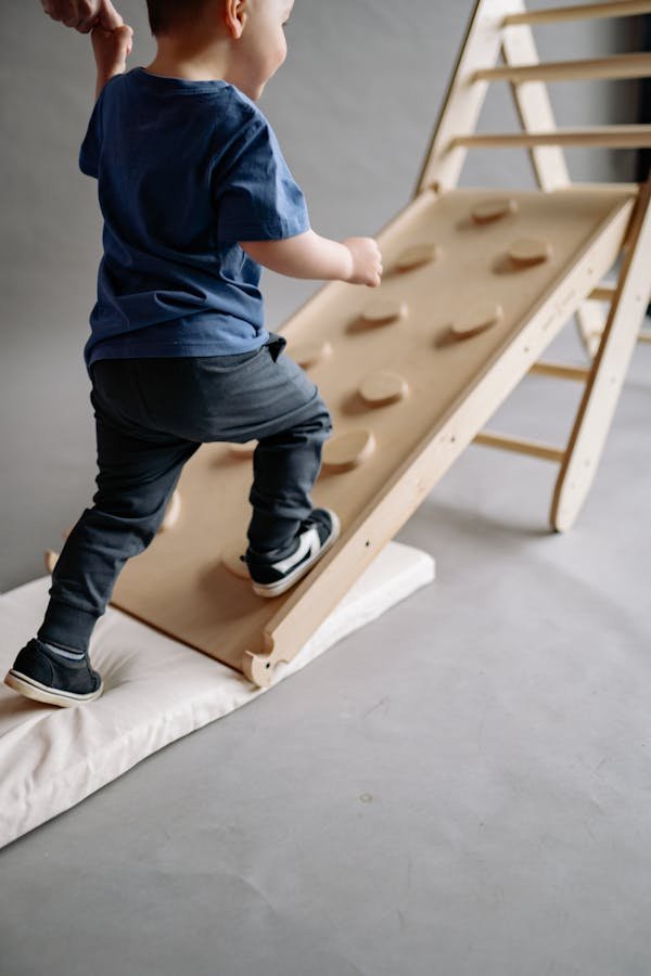 Découvrez la tour Montessori : autonomie et créativité à la maison