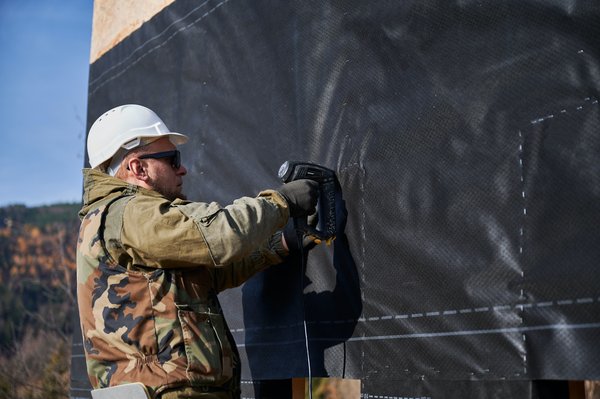 Assurer l'étanchéité des bâtiments dans le Loiret : défis et solutions innovantes