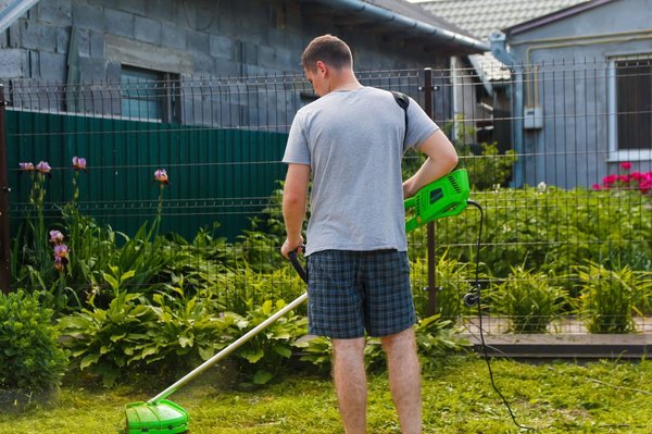 La débroussailleuse : quelles utilisations au jardin ?