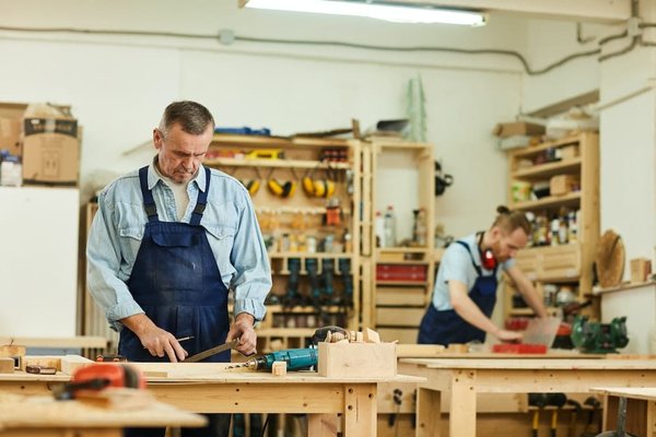 Fabricant de table en bois français : quels sont ses services ?