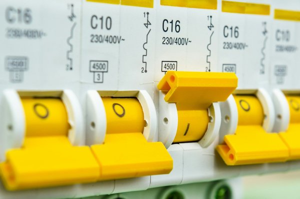 Economisez sur votre disjoncteur legrand : guide des prix comparatifs
