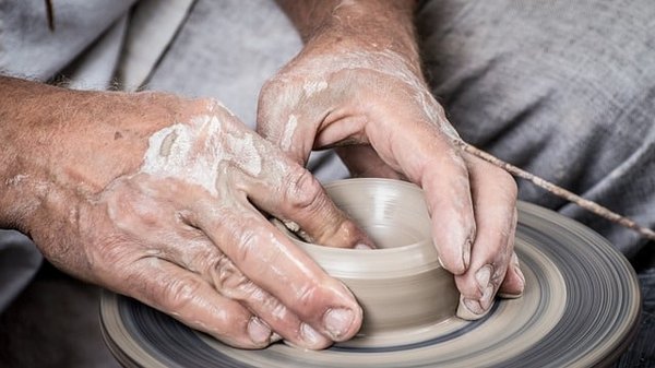 Comment choisir un kit de poterie pour enfants ?